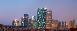 黄昏城市摩天建筑群