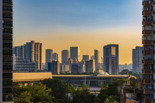 黄昏城市天际线景观