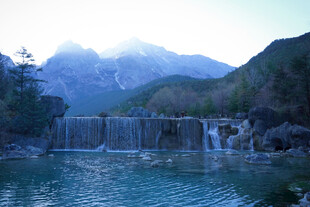 山间水库大坝风光