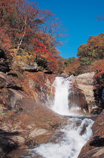 秋日山涧瀑布风光