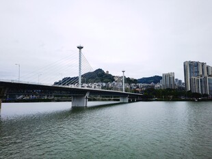 江畔跨江大桥城市风光