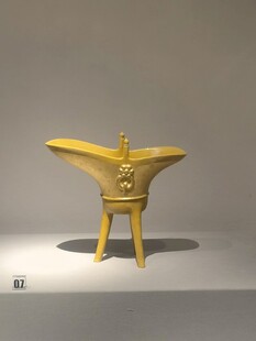 古代三足金爵酒器