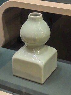 青釉方座葫芦瓶