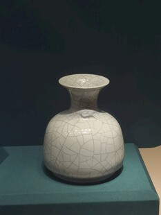 馆藏白釉开片瓷瓶
