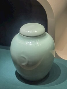青瓷带盖茶叶罐