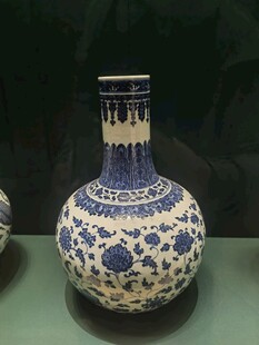 青花镂空长颈瓶
