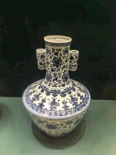 青花缠枝纹贯耳瓶