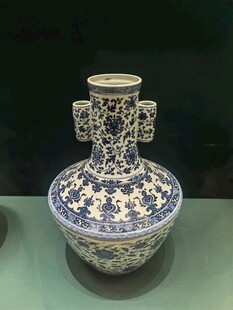 青花缠枝纹贯耳瓶