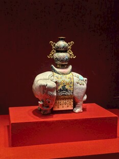 馆藏古瓷瑞兽摆件