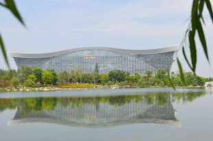 湖畔现代建筑风光