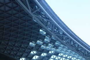 钢结构建筑仰拍特写