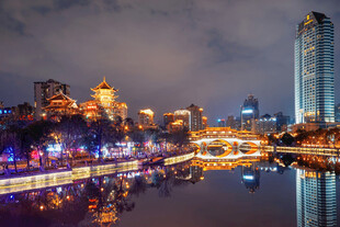 河畔城市夜景风光