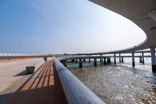 滨水现代观景步道