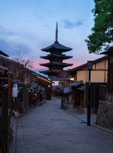 京都古街暮色五重塔