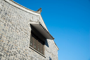 中式古建石墙屋檐仰拍