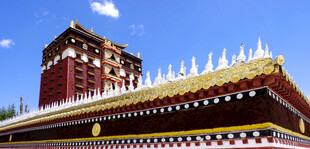 蓝天下的藏式寺院