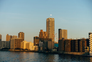 滨水城市黄昏天际线