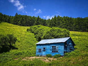 山坡上的蓝色小屋
