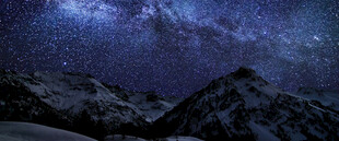 夜幕下的雪山星空