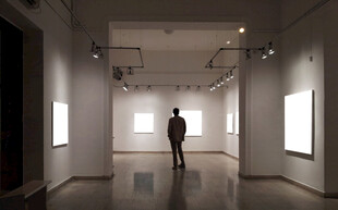 空荡美术馆展厅人影