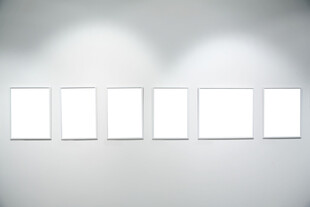 一排空白发光展示灯箱
