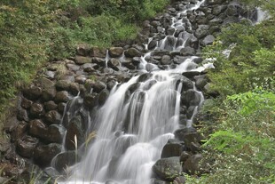山涧溪流小瀑布