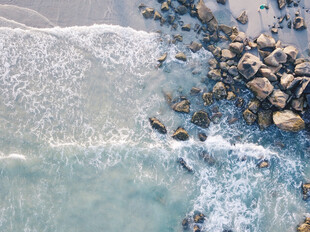 海边礁石海浪风光