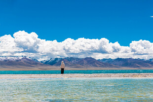高原湖泊晴空美景