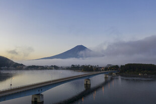 富士山晨雾湖景