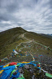 高原山间经幡风光