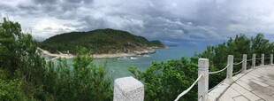 滨海步道远眺海湾风光