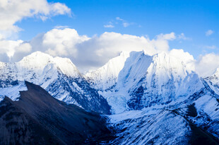雪山云天壮丽风光