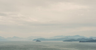 雾色朦胧湖山远景