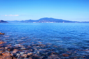 碧海蓝天湖岸风光