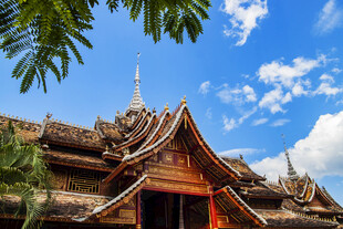 蓝天下的泰式传统佛寺