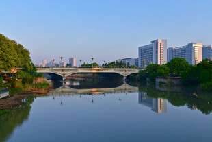 河畔石桥城市风光
