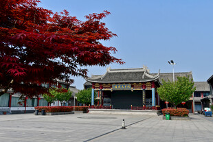 古建广场红枫晴日风光