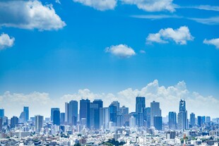 晴空下的城市天际线