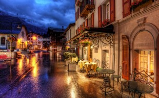 欧洲小镇雨夜街景