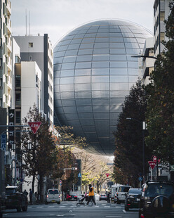 城市街景球形地标建筑