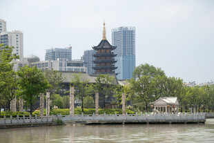 河畔古塔城市风光