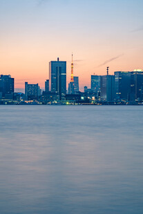 黄昏滨水城市天际线