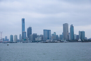 阴天滨海城市天际线