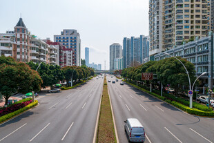 城市宽阔主干道街景