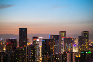 暮色都市高楼天际线