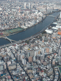 俯瞰城市河流景观
