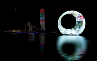 城市夜景环形建筑倒影