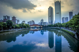城市河畔水景风光