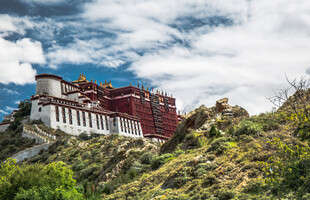 山巅布达拉宫远景