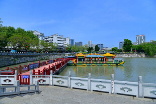 滨水公园湖景游船风光